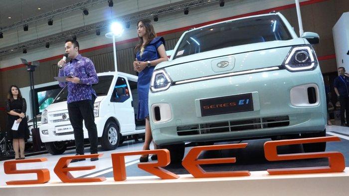 Sales & Marketing Division Head PT Sokonindo Automobile, RB. Doni Putra Okten menyampaikan sambutan saat pembukaan stand DFSK dan Seres E1 pada gelaran Gaikindo Indonesia International Auto Show (GIIAS) Bandung 2023, di Sudirman Grand Ballroom, Kota Bandung, Jawa Barat, Rabu (22/11/2023).