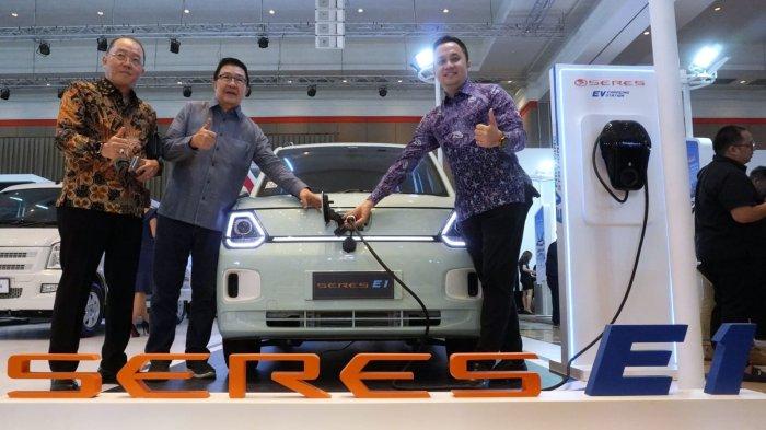 Direktur DFSK Siloam Motor Bandung Eddy Tjoa (kiri), Direktur Utama PT Bevos Auto Mandiri Hartono Kurniawan (tengah), dan Sales & Marketing Division Head PT Sokonindo Automobile RB. Doni Putra Okten berfoto bersama di samping Seres E1 saat pembukaan stand DFSK dan Seres E1 pada gelaran Gaikindo Indonesia International Auto Show (GIIAS) Bandung 2023, di Sudirman Grand Ballroom, Kota Bandung, Jawa Barat, Rabu (22/11/2023).