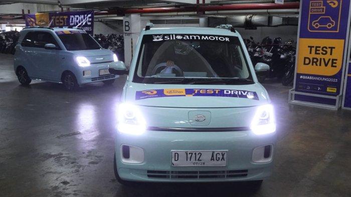 Pengunjung dan jurnalis berkesempatan menjajal mobil listrik Seres E1 pada sesi test drive gelaran Gaikindo Indonesia International Auto Show (GIIAS) Bandung 2023 di area sekitar Sudirman Grand Ballroom, Jalan Sudirman, Kota Bandung, Jawa Barat, Kamis (23/11/2023).