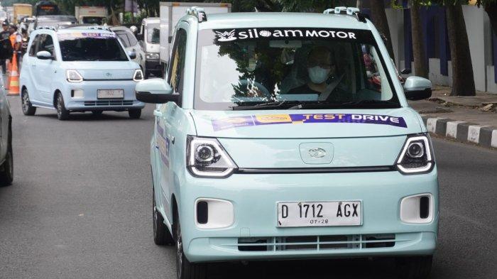 Pengunjung dan jurnalis berkesempatan menjajal mobil listrik Seres E1 pada sesi test drive gelaran Gaikindo Indonesia International Auto Show (GIIAS) Bandung 2023 di area sekitar Sudirman Grand Ballroom, Jalan Sudirman, Kota Bandung, Jawa Barat, Kamis (23/11/2023).