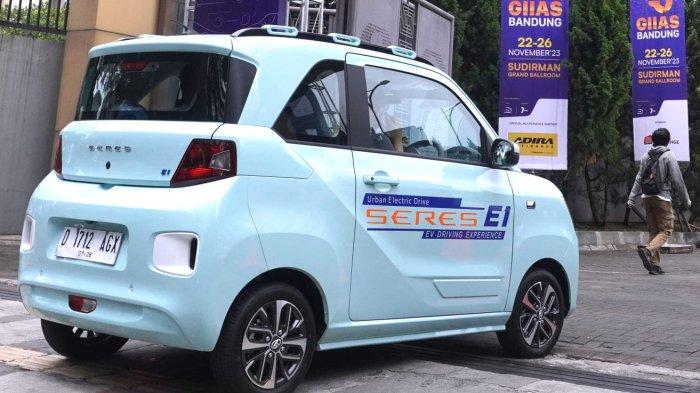 Pengunjung dan jurnalis berkesempatan menjajal mobil listrik Seres E1 pada sesi test drive gelaran Gaikindo Indonesia International Auto Show (GIIAS) Bandung 2023 di area sekitar Sudirman Grand Ballroom, Jalan Sudirman, Kota Bandung, Jawa Barat, Kamis (23/11/2023).