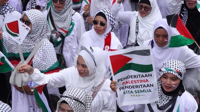Massa melakukan long march Aksi Bela Palestina Keluarga Besar Persis Kota Bandung melintas di salah satu ruas jalan di Kota Bandung, Jawa Barat, Sabtu (25/11/2023).