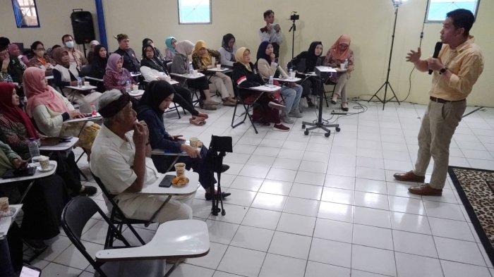 Pemerhati Nyamuk Kun Wardana Abyoto menyampaikan paparan dalam Diskusi Gerakan Masyarakat Cerdas Untuk Mencerdaskan Masyarakat, Edisi 1: Pro dan Kontra Nyamuk Ber Wolbachia di Aula SMK Nasional, Jalan Sadang Serang, Kota Bandung, Jawa Barat, Sabtu (9/12/2023).
