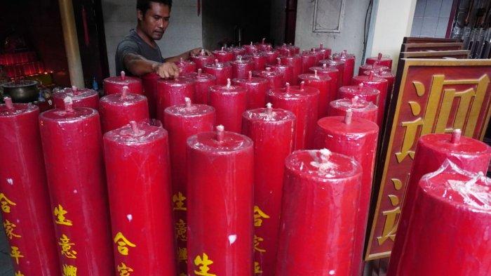 Pekerja merapikan sumbu saat finishing pembuatan lilin merah untuk perayaan Tahun Baru Imlek di Vihara Dharma Ramsi, Gang Ibu Aisah, Jalan Cibadak, Kota Bandung, Jawa Barat, Rabu (10/1/2024).