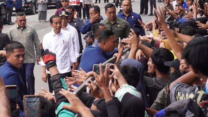 Presiden Joko Widodo (Jokowi) menghampiri warga seusai meresmikan Revitalisasi Terminal Leuwipanjang dan Terminal Banjar, di Terminal Leuwipanjang, Kota Bandung, Jawa Barat, Sabtu (3/2/2024).