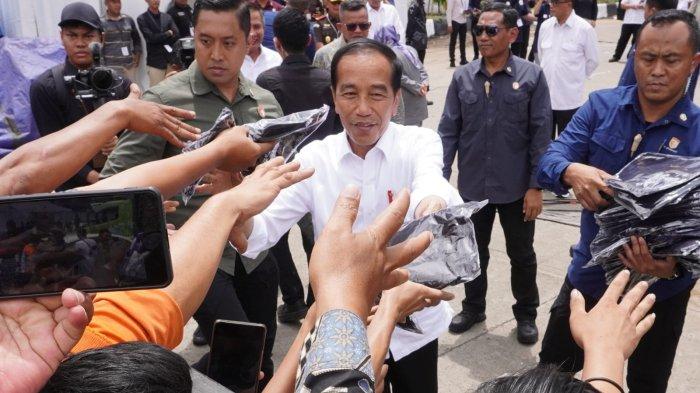 Presiden Joko Widodo (Jokowi) bagi-bagi kaus kepada warga seusai meresmikan Revitalisasi Terminal Leuwipanjang dan Terminal Banjar, di Terminal Leuwipanjang, Kota Bandung, Jawa Barat, Sabtu (3/2/2024).