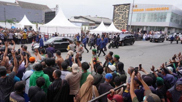 Presiden Joko Widodo (Jokowi) bersama rombongan meninggalkan tempat acara seusai meresmikan Revitalisasi Terminal Leuwipanjang dan Terminal Banjar, di Terminal Leuwipanjang, Kota Bandung, Jawa Barat, Sabtu (3/2/2024).