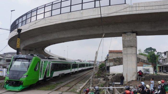 Kereta Feeder Padalarang-Bandung melintas di bawah Flyover Ciroyom yang pembangunannya sudah rampung di wilayah Kecamatan Andir dan Cicendo, Kota Bandung, Jawa Barat, Selasa (20/2/2024).