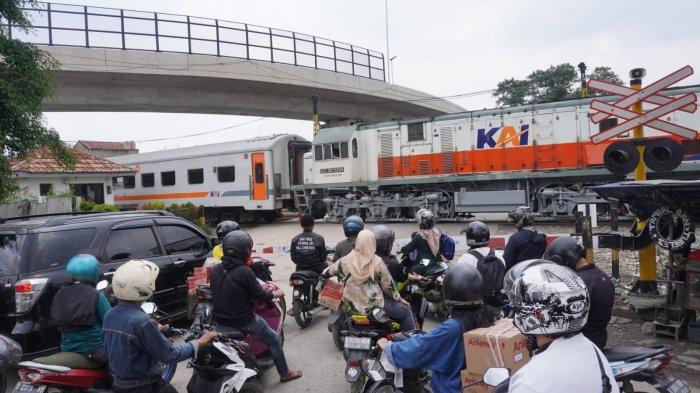 Rangkaian kereta api melintas di bawah Flyover Ciroyom yang pembangunannya sudah rampung di wilayah Kecamatan Andir dan Cicendo, Kota Bandung, Jawa Barat, Selasa (20/2/2024).