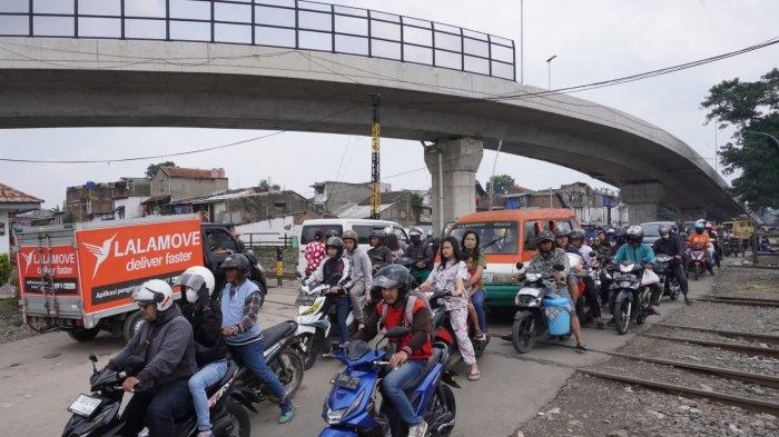 Pengguna jalan melintas di bawah Flyover Ciroyom yang pembangunannya sudah rampung di wilayah Kecamatan Andir dan Cicendo, Kota Bandung, Jawa Barat, Selasa (20/2/2024).