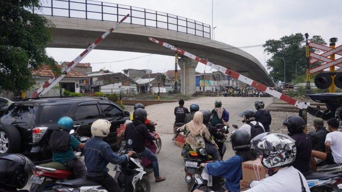 Pengguna jalan melintas di bawah Flyover Ciroyom yang pembangunannya sudah rampung di wilayah Kecamatan Andir dan Cicendo, Kota Bandung, Jawa Barat, Selasa (20/2/2024).