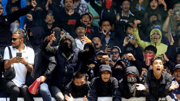 Ratusam bobotoh memadati tribun penonton sebelah utara saat pemain Persib Bandung gelar latihan di Stadion Sidolig, Bandung, Rabu (6/3). Mereka memberikan dukungan langsung dengan harapan bisa memenangkan pertandingan saat lawan Persija Jakarta pada akhir pekan ini.