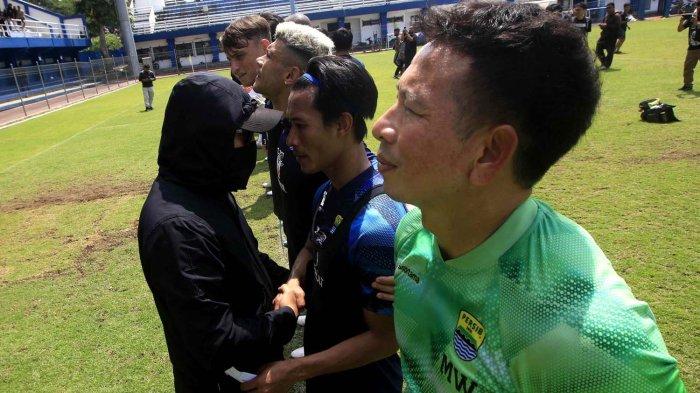Ratusam bobotoh memadati tribun penonton sebelah utara saat pemain Persib Bandung gelar latihan di Stadion Sidolig, Bandung, Rabu (6/3). Mereka memberikan dukungan langsung dengan harapan bisa memenangkan pertandingan saat lawan Persija Jakarta pada akhir pekan ini.