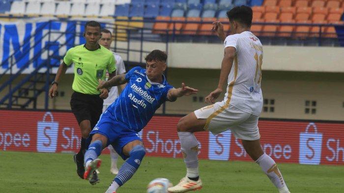 Pemain Persib Bandung Stefano Beltrame mengecoh pemain Persija Jakarta saat pertandingan Liga 1 di Stadion Si Jalak Harupat, Kabupaten Bandung, Sabtu (9/3).