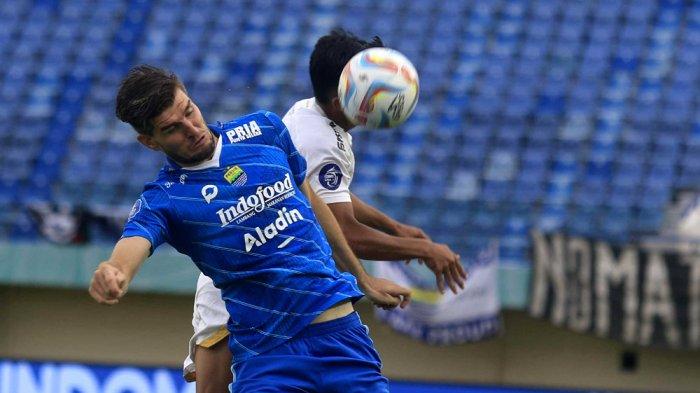 Pemain Persib Bandung Nick Kuippers berebut bola dnegan pemain Persija Jakarta saat pertandingan Liga 1 di Stadion Si Jalak Harupat, Kabupaten Bandung, Sabtu (9/3). Persib Bandung taklukan Persija dengan skor (2-1).