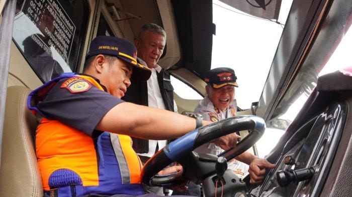 Pejabat Wali Kota Bandung Bambang Tirtoyuliono (tengah) bersama petugas dari Dinas Perhubungan (Dishub) Kota Bandung melakukan inspeksi mendadak (sidak) ramcek atau pemeriksaan armada angkutan mudik Lebaran 2024 di Terminal Cicaheum, Kota Bandung, Jawa Barat, Rabu (3/4/2024).
