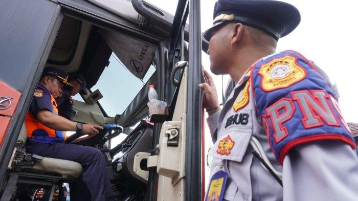 Petugas dari Dinas Perhubungan (Dishub) Kota Bandung melakukan inspeksi mendadak (Sidak) ramcek atau pemeriksaan armada angkutan mudik Lebaran 2024 di Terminal Cicaheum, Kota Bandung, Jawa Barat, Rabu (3/4/2024).
