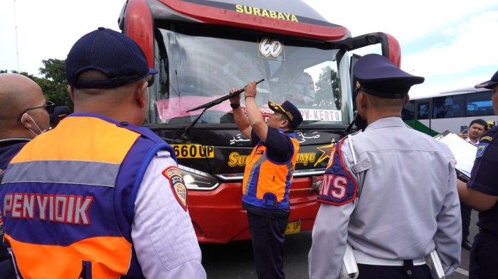 Petugas dari Dinas Perhubungan (Dishub) Kota Bandung melakukan inspeksi mendadak (Sidak) ramcek atau pemeriksaan armada angkutan mudik Lebaran 2024 di Terminal Cicaheum, Kota Bandung, Jawa Barat, Rabu (3/4/2024).