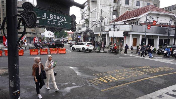 Wisatawan mengisi waktu sore di Jalan Braga, Kota Bandung, Jawa Barat, Sabtu (20/4/2024).