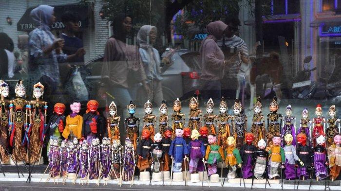 Wisatawan mengisi waktu sore di Jalan Braga, Kota Bandung, Jawa Barat, Sabtu (20/4/2024).