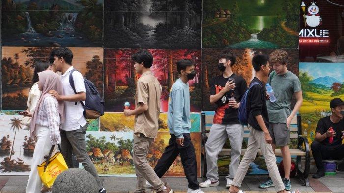 Wisatawan mengisi waktu sore di Jalan Braga, Kota Bandung, Jawa Barat, Sabtu (20/4/2024).