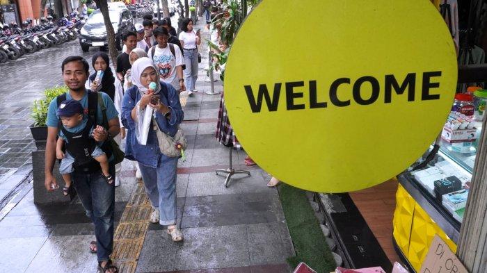 Wisatawan mengisi waktu sore di Jalan Braga, Kota Bandung, Jawa Barat, Sabtu (20/4/2024).