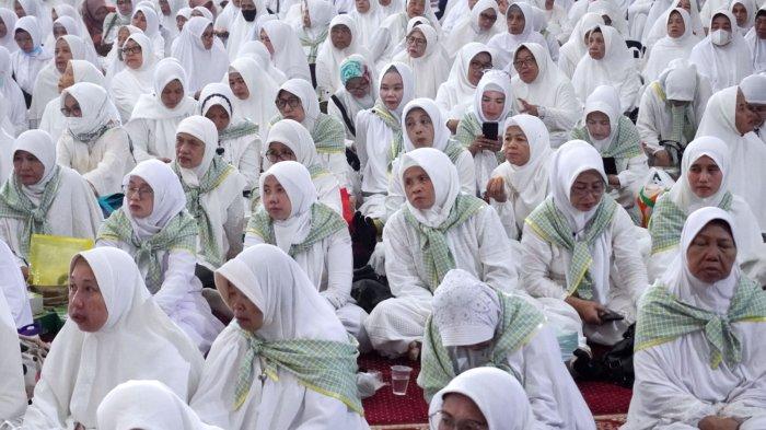 Ribuan calon jemaah haji mengikuti Bimbingan Manasik Haji Tingkat Kota Bandung Tahun 2024 di Masjid Pusdai Jabar, Jalan Diponegoro, Kota Bandung, Jawa Barat, Selasa (23/4/2024).