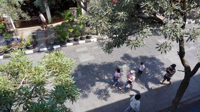 Wisatawan jalan-jalan di Jalan Braga saat bebas kendaraan (Braga Free Vehicle), Kota Bandung, Jawa Barat, Sabtu (4/5/2024).