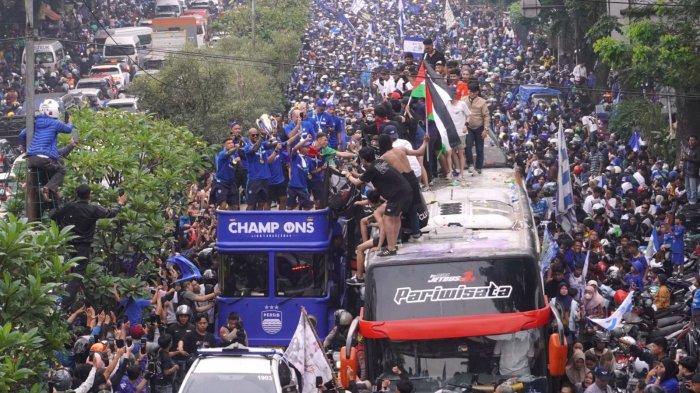 Bobotoh berkonvoi menyambut tim Persib Bandung juara di Jalan Dr Djunjunan, Kota Bandung, Jawa Barat, Sabtu (1/6/2024).