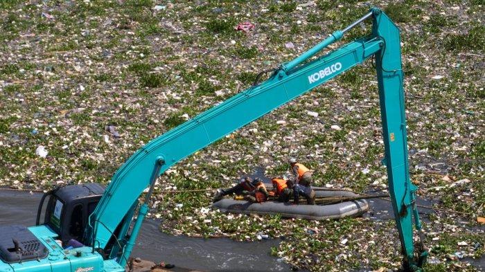 Petugas menggunakan alat berat beko membersihkan sampah yang kembali menghapar di aliran Sungai Citarum, Desa Selacau, Kecamatan Batujajar, Kabupaten Bandung Barat, Kamis (20/6/2024).
