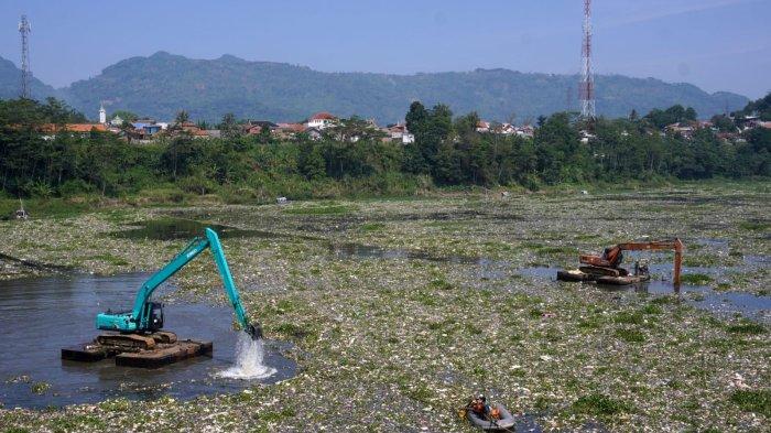 Petugas menggunakan alat berat beko membersihkan sampah yang kembali menghapar di aliran Sungai Citarum, Desa Selacau, Kecamatan Batujajar, Kabupaten Bandung Barat, Kamis (20/6/2024).