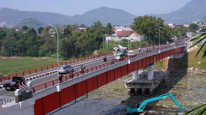 Petugas menggunakan alat berat beko membersihkan sampah yang kembali menghapar di aliran Sungai Citarum, Desa Selacau, Kecamatan Batujajar, Kabupaten Bandung Barat, Kamis (20/6/2024).