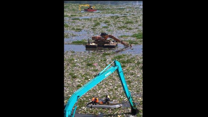 Petugas menggunakan alat berat beko membersihkan sampah yang kembali menghapar di aliran Sungai Citarum, Desa Selacau, Kecamatan Batujajar, Kabupaten Bandung Barat, Kamis (20/6/2024).