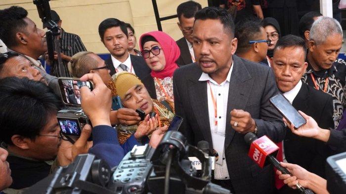 Salah satu kuasa hukum tersangka Pegi Setiawan, MN Insank Nasruddin memberikan keterangan kepada wartawan setelah hakim menunda persidangan praperadilan tersangka Pegi Setiawan di Pengadilan Negeri (PN) Bandung, Jalan LLRE Martadinata, Kota Bandung, Jawa Barat, Senin (24/6/2024).