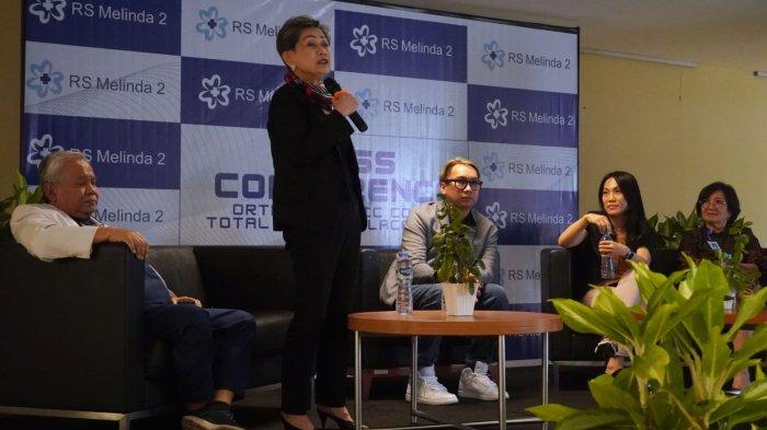 Owner Rumah Sakit (RS) Melinda Group Susan Melinda (kedua dari kanan) menyampaikan paparan didampingi empat narasumber lainnya, yakni Dokter Orthopedi & Traumatologi Bedah Tangan & Bedah Mikro Rizal Chaidir, Dokter Orthopedi & Traumatologi Panggul dan Lutut M. Satrio Nugroho, Chief Marketing Officer RS Melinda Group Grace E. Purnomo, dan Direktur RS Melinda 2 Ancilla Linna L. dalam konferensi pers