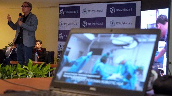 Dokter Orthopedi & Traumatologi Panggul dan Lutut Rumah Sakit Melinda 2 Bandung, M. Satrio Nugroho menyampaikan paparan dalam konferensi pers