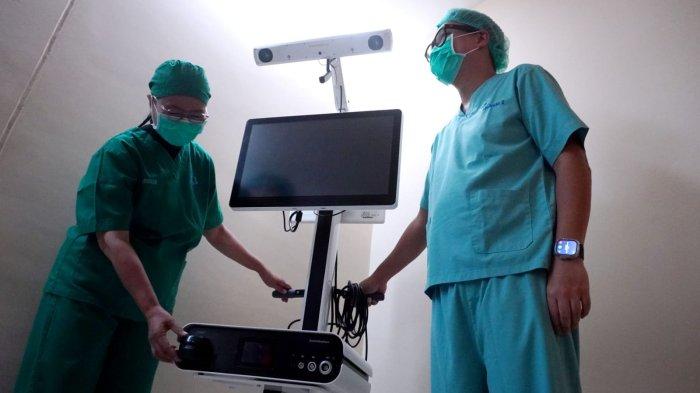 Dokter Orthopedi & Traumatologi Panggul dan Lutut Rumah Sakit Melinda 2 Bandung, M. Satrio Nugroho dibantu perawat mempersiapkan CORI (Core of Real Intelligence) untuk pelaksanaan operasi di RS Melinda 2, Jalan Dr. Cipto, Kota Bandung, Jawa Barat, Senin (24/6/2024).
