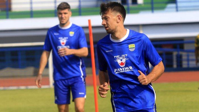 Pemain Persib Bandung Matoe Kocijan melakukan peregangan otot saat mengikuti latihan di Stadion Sport Jabar, Arcamanik, Bandung, Rabu (10/7). Matoe Kocijan mulai mengikuti latihan perdana, memperkuat tim Persib Bandung.