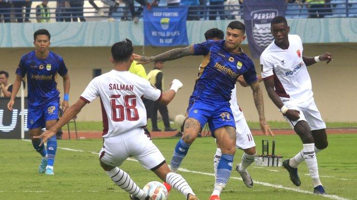 Pemain Persib Bandung Ciro Alves berusaha melewati hadangan PSM Makassar pada laga perdana Piala Presiden 2024 di Stadion Si Jalak Harupat, Kabupaten Bandung, Jawa Barat, Jumat (19/7/2024).