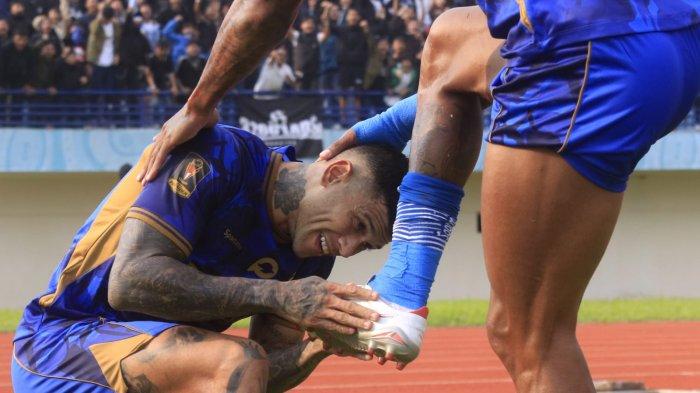 Pemain Persib Bandung Ciro Alves melakukan selebrasi mencium sepatu David da Silva setelah mencetak gol ke gawang PSM Makassar pada laga perdana Piala Presiden 2024 di Stadion Si Jalak Harupat, Kabupaten Bandung, Jawa Barat, Jumat (19/7/2024).