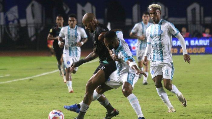 Penyerang tengah Persib Bandung, David da Silva berebut bola dengan bek tengah yang juga kapten PSBS Biak, Donni Harold Monim pada laga perdana Liga 1 2024-2025 di Stadion Si Jalak Harupat, Kabupaten Bandung, Jawa Barat, Jumat (9/8/2024).