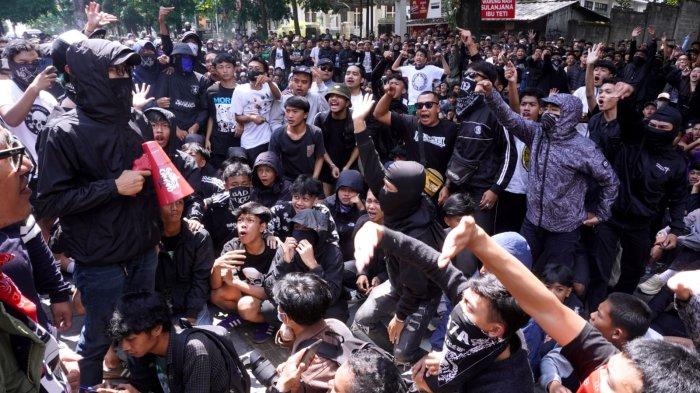 Sejumlah bobotoh tampak tidak puas yang disampaikan oleh perwakilan dari manajemen Persib saat aksi unjuk rasa ratusan bobotoh di depan Kantor PT Persib Bandung Bermartabat (PBB), Graha Persib, Jalan Sulanjana, Kota Bandung, Jawa Barat, Sabtu (21/9/2024).