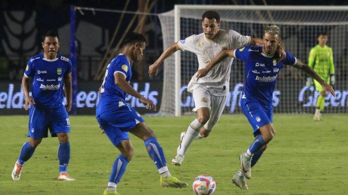 Pemain Persib berusaha menguasai bola saat menghadapi Arema FC pada laga pekan ketiga Liga 1 2024-2025 di Stadion Si Jalak Harupat, Kabupaten Bandung, Jawa Barat, Minggu (25/8/2024) malam.