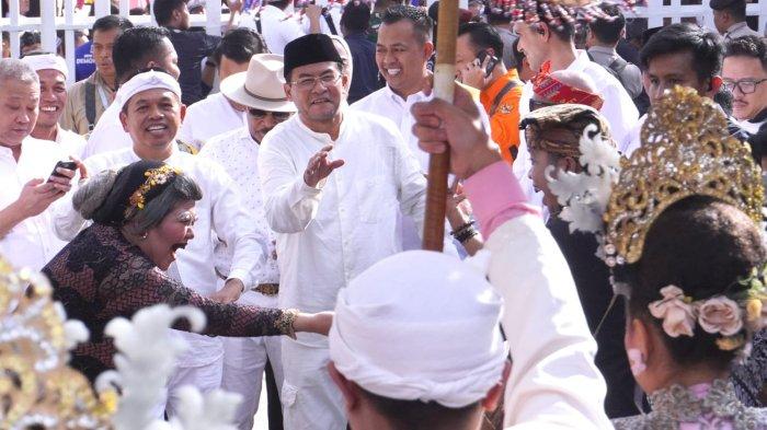 Pasangan bakal calon gubernur dan wakil gubernur Jawa Barat, Dedi Mulyadi dan Erwan Setiawan akan mendaftra Pilgub Jabar 2024 disambut kesenian Lengser Sunda saat tiba di Kantor KPU Jawa Barat, Jalan Garut, Kota Bandung, Selasa (27/8/2024) sore.