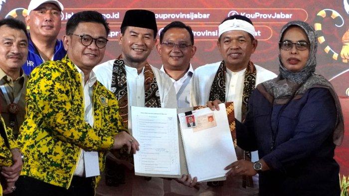 Pimpinan partai pengusung yang juga Ketua DPD Golkar Jawa Barat, TB Ace Hasan Syadzily menyerahkan berkas persyaratan pendaftaran Pilgub Jabar 2024 pasangan bakal calon gubernur dan wakil gubernur Jawa Barat, Dedi Mulyadi dan Erwan Setiawan kepada Ketua KPU Jawa Barat, Ummi Wahyuni di Kantor KPU Jawa Barat, Jalan Garut, Kota Bandung, Selasa (27/8/2024) sore.
