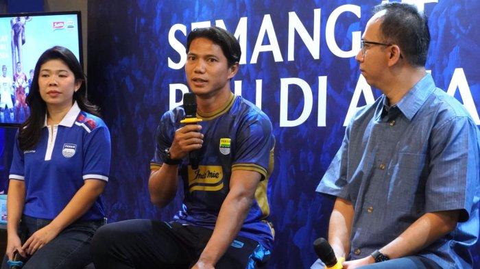 Pemain Persib, Achmad Jufriyanto (tengah) menyampaikan paparan pada peluncuran jersey Persib untuk ACL 2 2024-2025, di Graha Persib, Jalan Sulanjana, Kota Bandung, Selasa (27/8/2024).