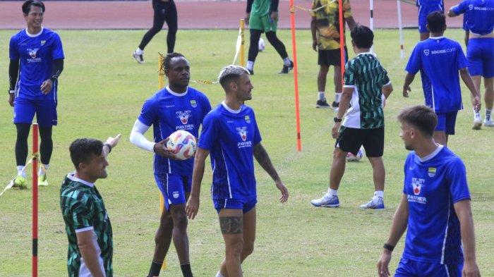 Pemain Persib Bandung menjalani sesi latihan pagi di Stadion Arcamanik, Jalan Pacuan Kuda, Kota Bandung, Jawa Barat, Kamis (5/9/2024).