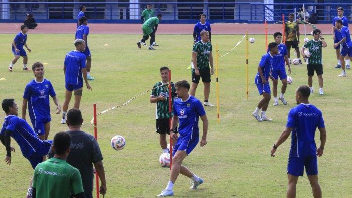 Pemain Persib Bandung menjalani sesi latihan pagi di Stadion Arcamanik, Jalan Pacuan Kuda, Kota Bandung, Jawa Barat, Kamis (5/9/2024).