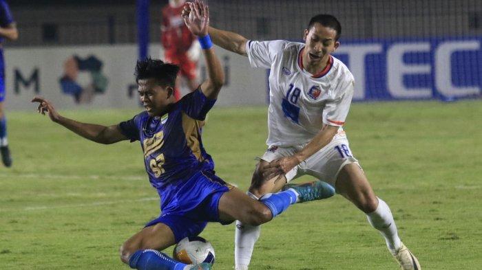 Pemain Persib Bandung, Edo Febriansah dijegal hingga terjengkang oleh pemain Ford FC, Pathompan pada laga AFC Champions League Two (ACL 2) 2024, di Stadion Si Jalak Harupat, Kabupaten Bandung, Kamis (19/9/2024).