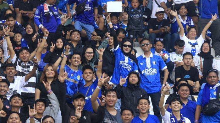 Bobotoh menyaksikan pertandingan Persib Bandung menghadapi Persija dalam lanjutan Liga 1 2024-2025 di Stadion Si Jalak Harupat, Senin (23/9/2024).